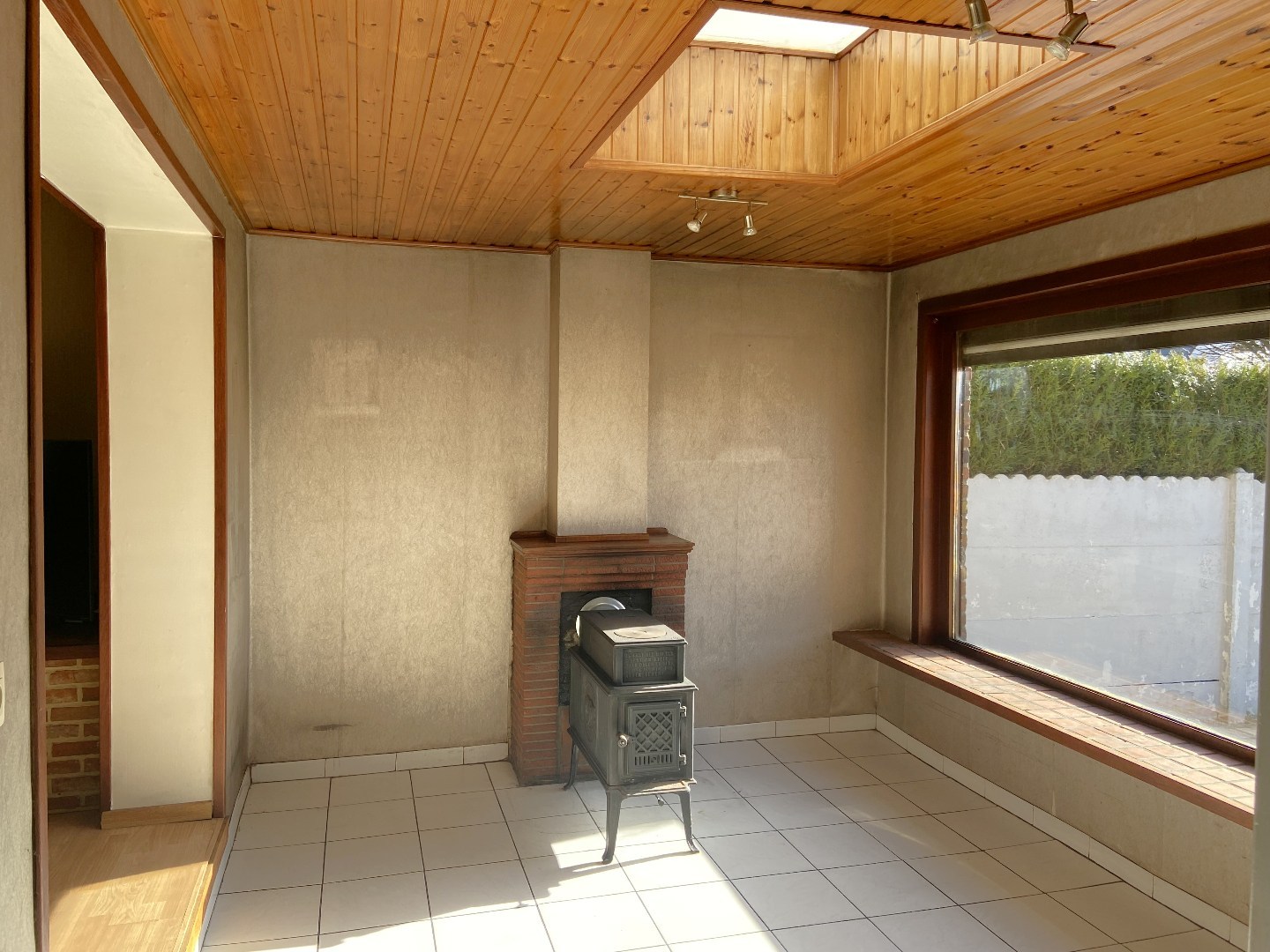 Degelijke halfopen bebouwing met groot potentieel op mooi hoekperceel van 524 m²! 