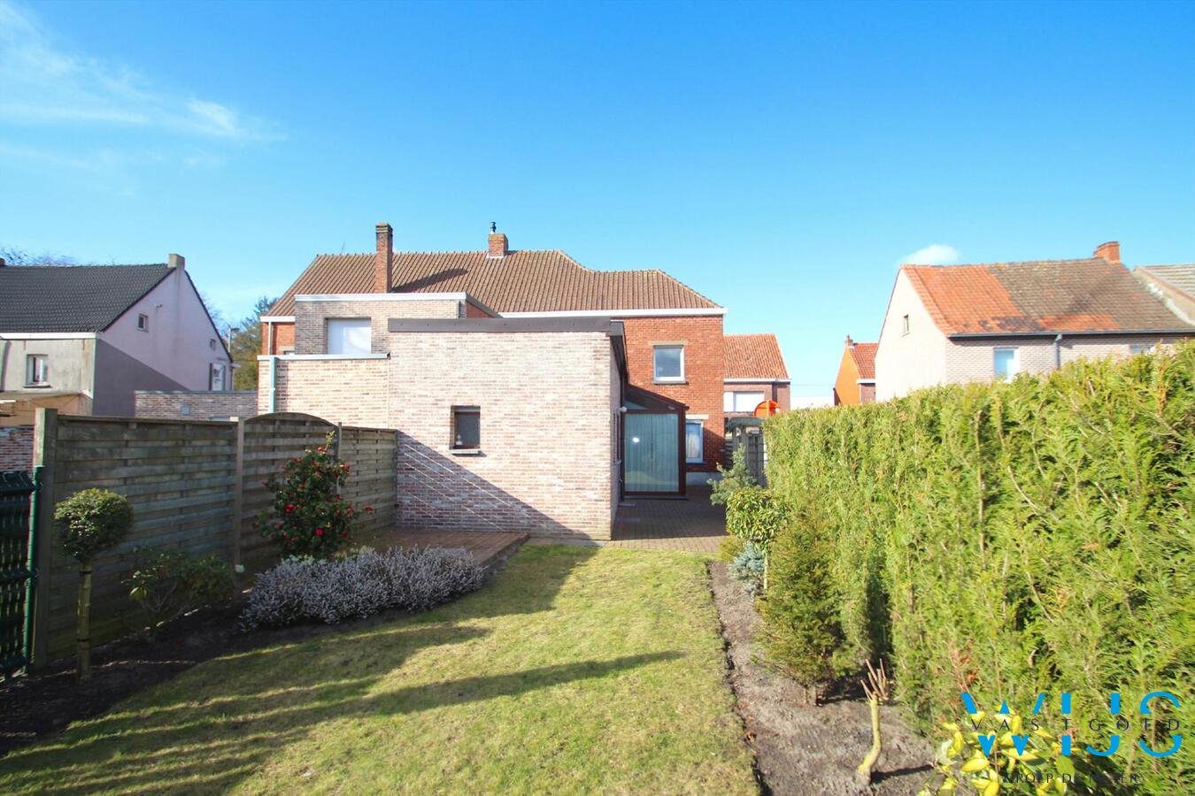 Zeer centraal gelegen en ruime woning met garage te Ertvelde ! 