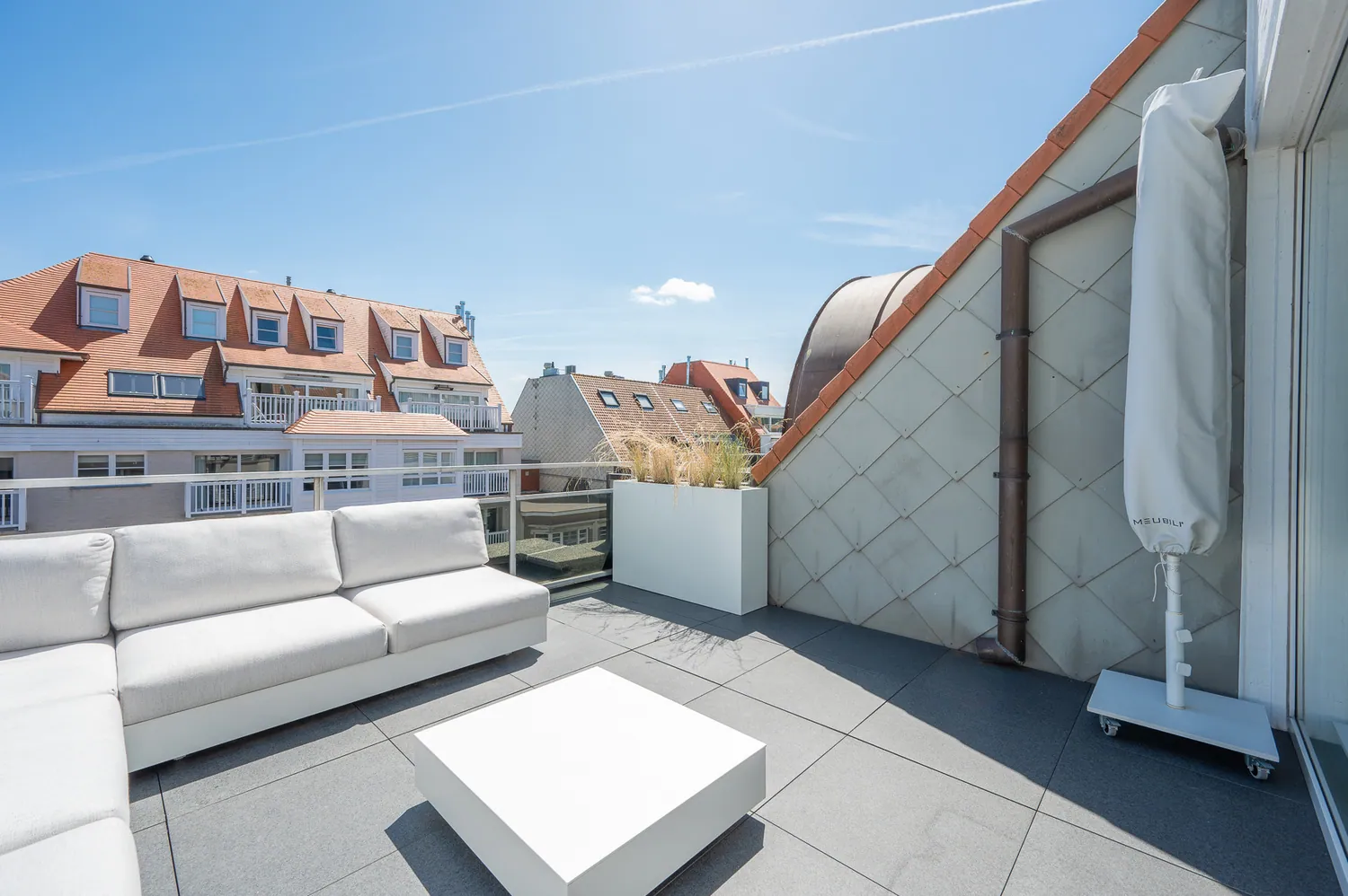 Instapklaar penthouse appartement op de Dumortierlaan met zuidgericht terras (2x) nabij de Zeedijk Albertstrand.