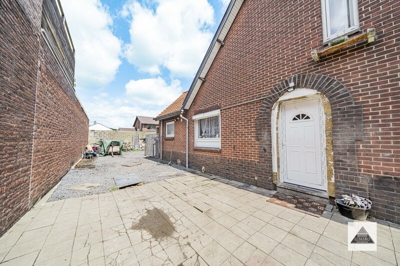 Centraal gelegen halfvrijstaande woning. 6 slaapkamers. Te renoveren. 
