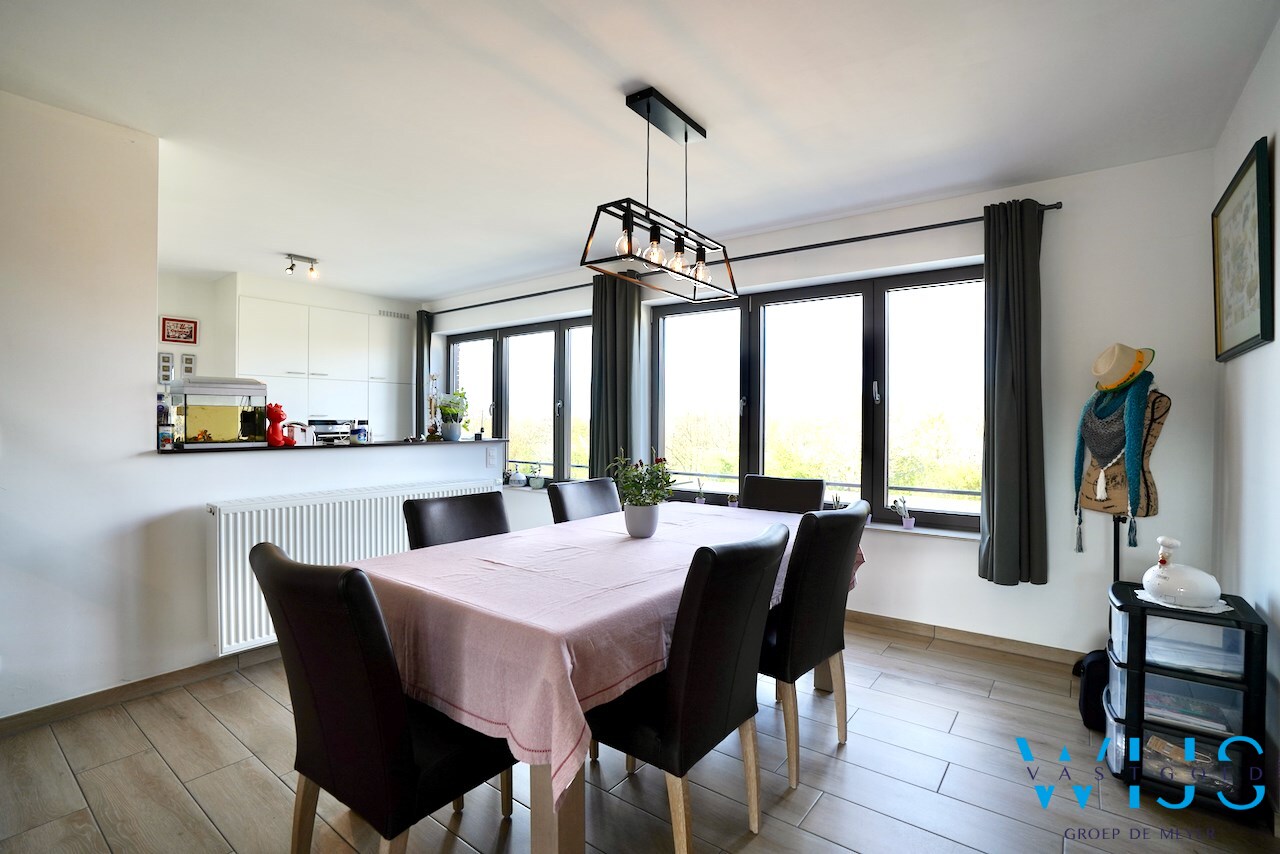 Prachtige duplex met garage in het rustige landelijke OOSTEEKLO ! 