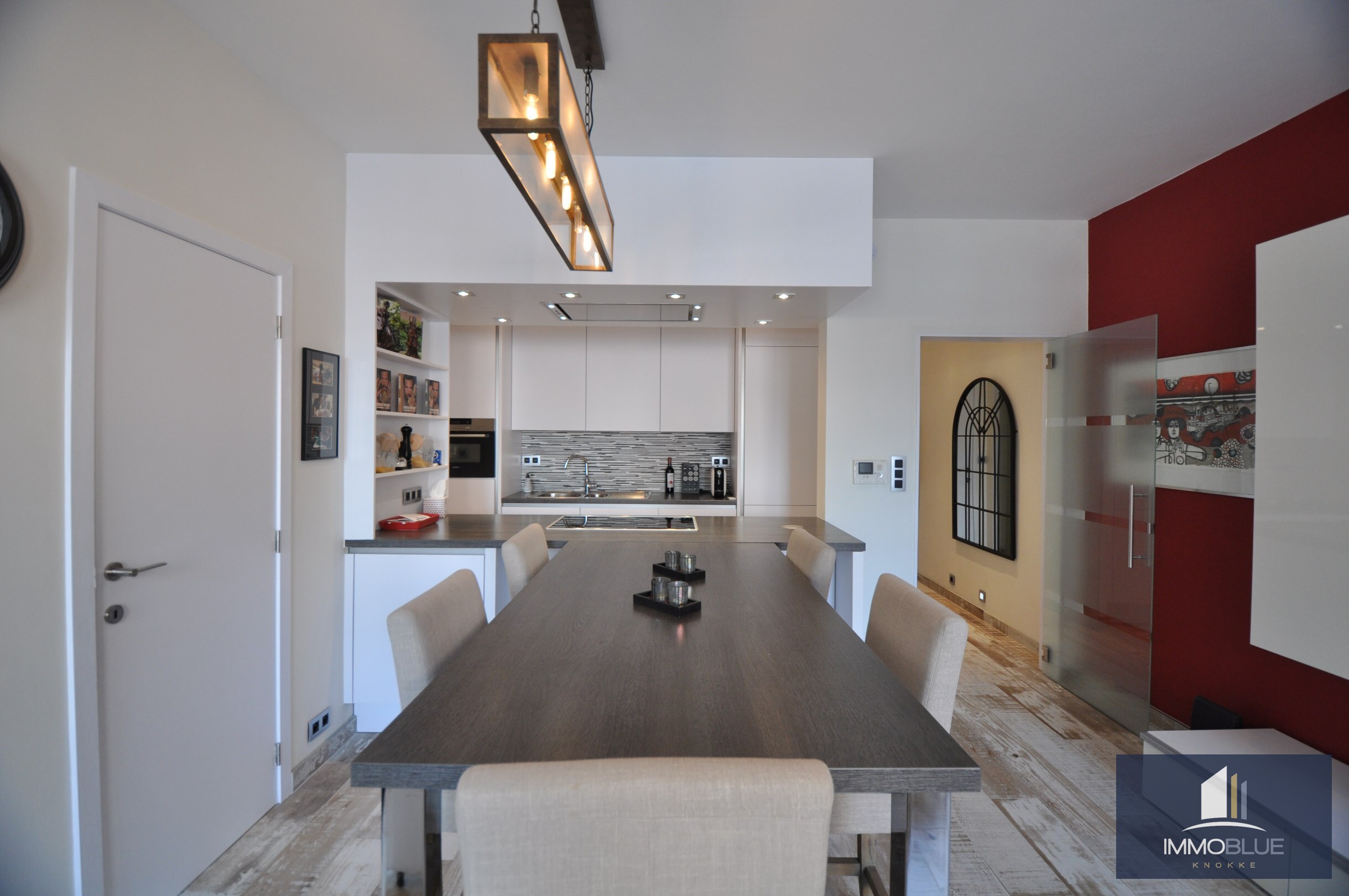 Appartement agréable situé à quelques pas de la mer et de la place Van Bunnen. 