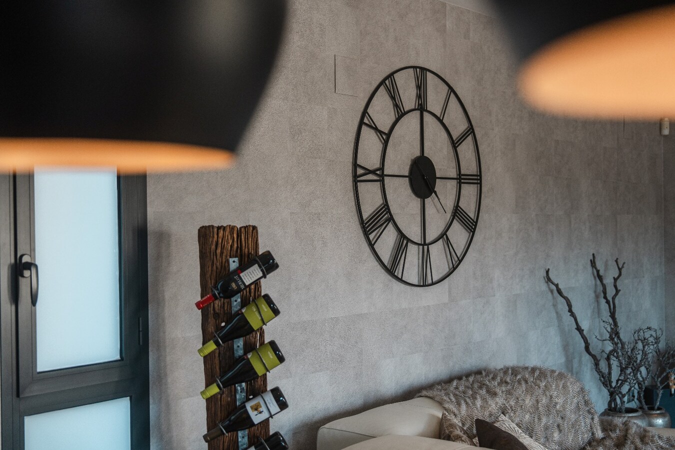 Deze uitzonderlijke villa biedt een unieke combinatie van luxe, volledige privacy en een prachtige zuidoriëntatie in het gegeerde Solpark. 