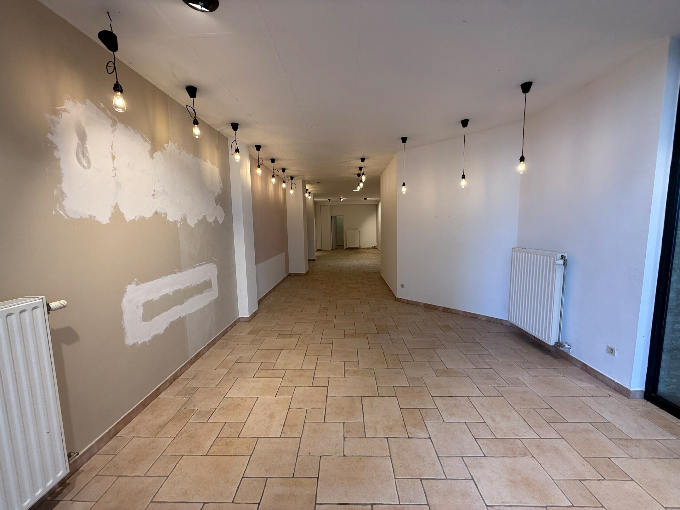 BOUTIQUE À LOUER À LA PLACE RUBENS - OPPORTUNITÉ UNIQUE 
