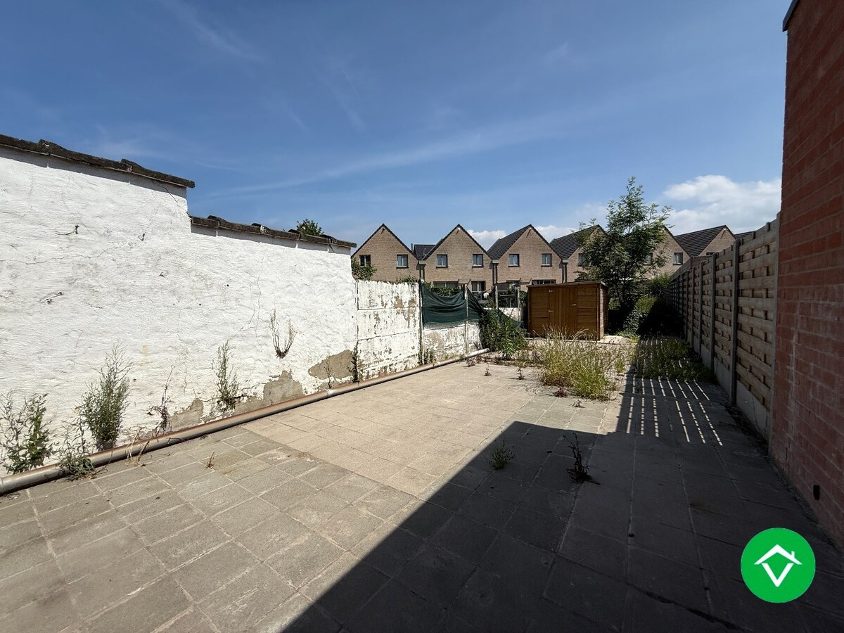 Op te frissen rijwoning met 3 slaapkamers en tuin in centrum Staden 