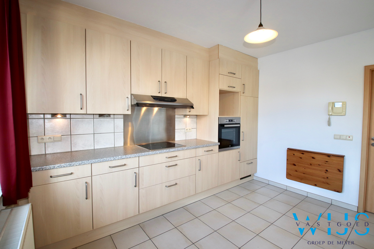 Instapklaar 2 slaapkamer appartement met terras &amp; garage ! 