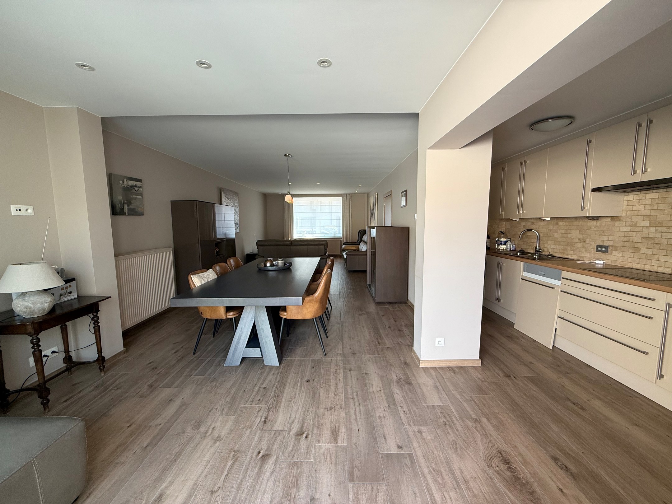 Non meublé - Maison bien entretenue avec trois chambres située dans le vieux Knokke, à distance de marche du centre commercial de Knokke et du Zoute. 