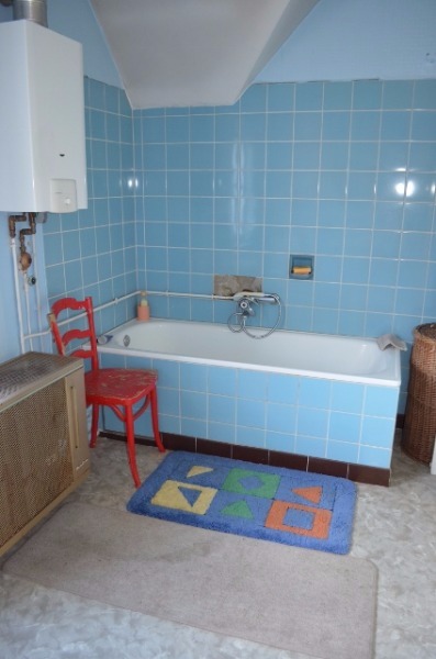 Te strippen / nieuw te bouwen woning en bijgebouwen op 906m² commercieel gelegen te Eeklo 