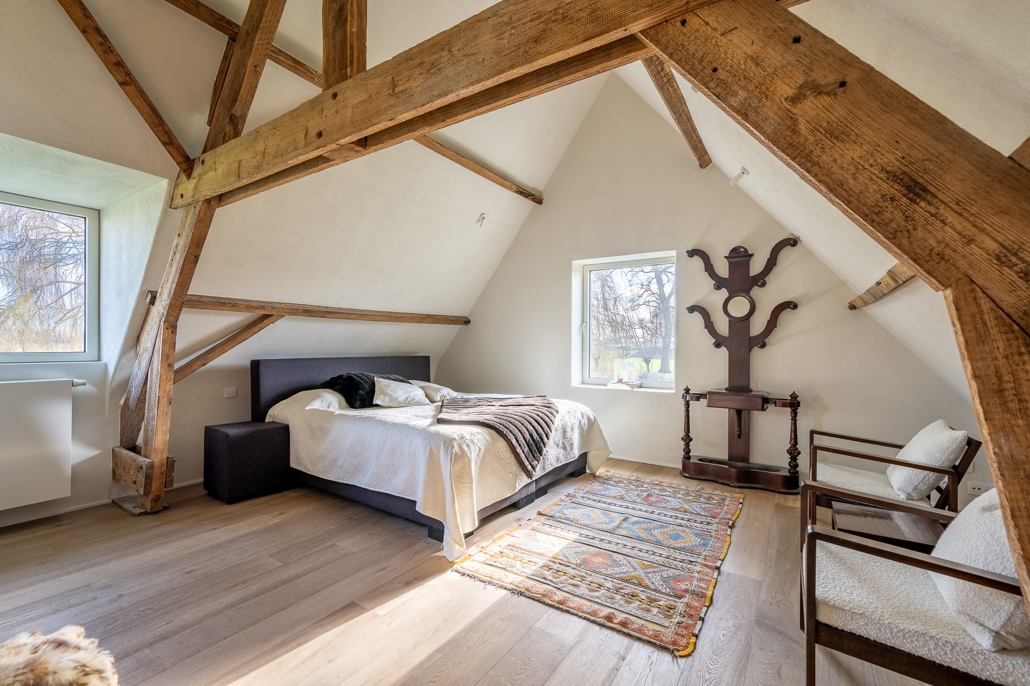 Uitzonderlijk gerenoveerde Hoeve met bijhuis op een domein van 1,5 hectare 