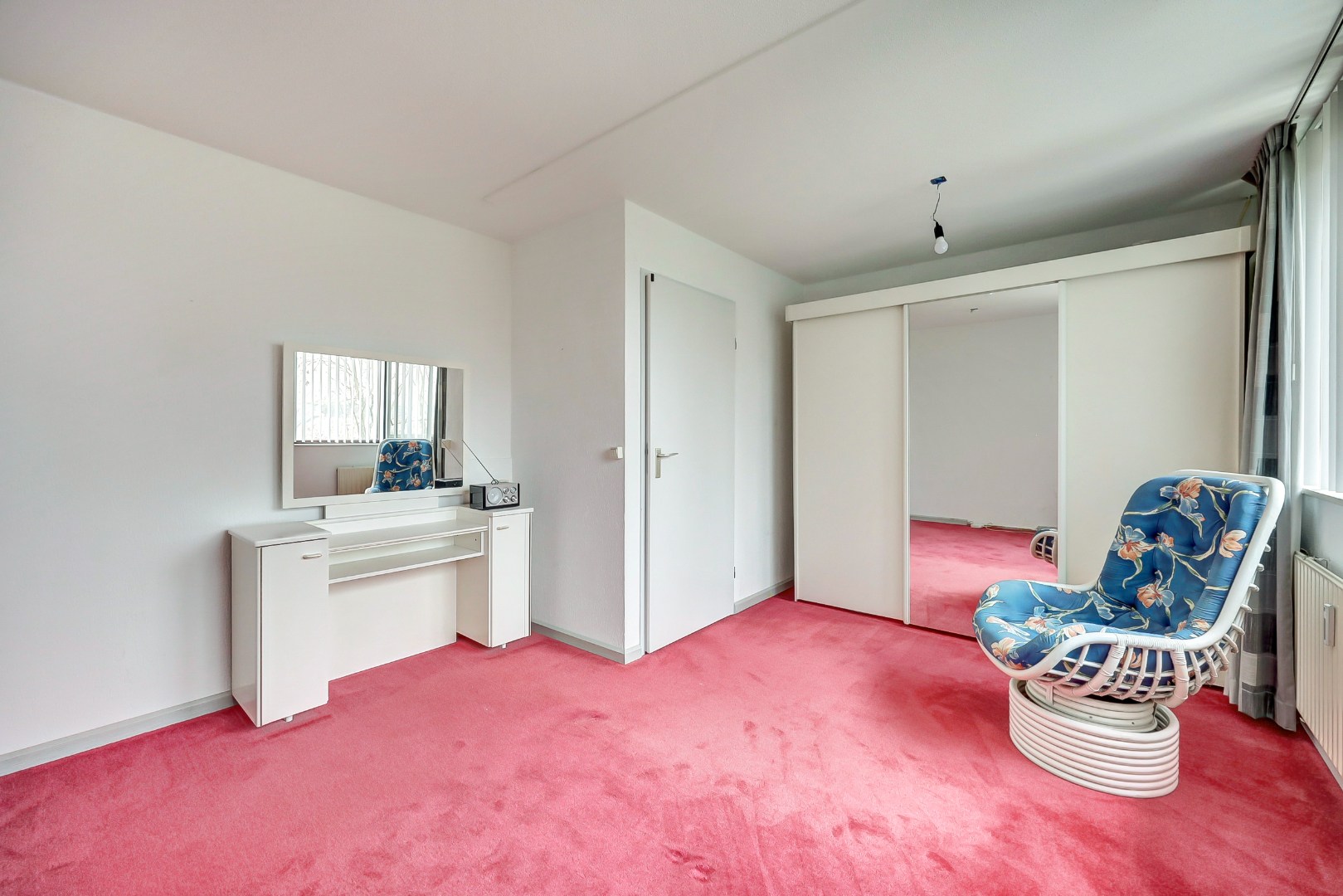 Ruime en lichte 2-onder-1-kap woning met parkeerplaats, garage, 3 slaapkamers, en zonnige tuin op het zuidwesten direct aan het water 