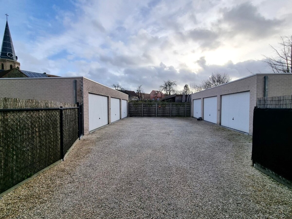 Zeer ruim, breed en lichtrijk woonappartement met groot zongericht terras 