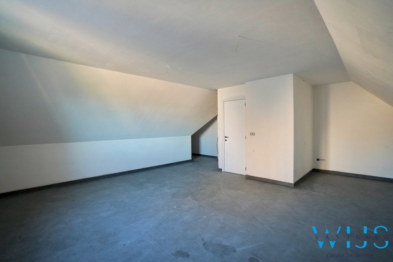 Nieuwbouw met 5 slaapkamers te Oosteeklo ! 