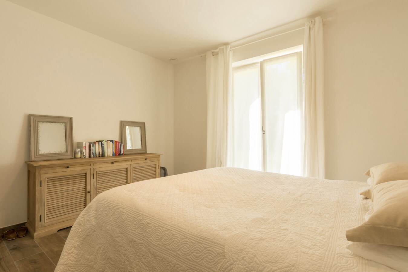 Gelijkvloers 3-slaapkamer villa-appartement met parktuin. 