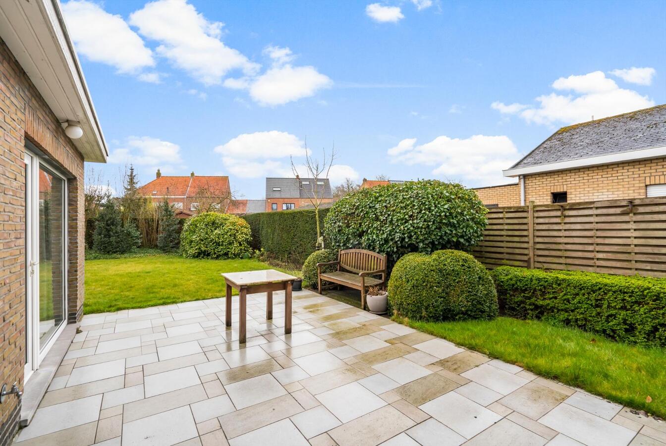 Woning met 5 slaapkamers op 832 m² in rustige straat te Oudenburg 