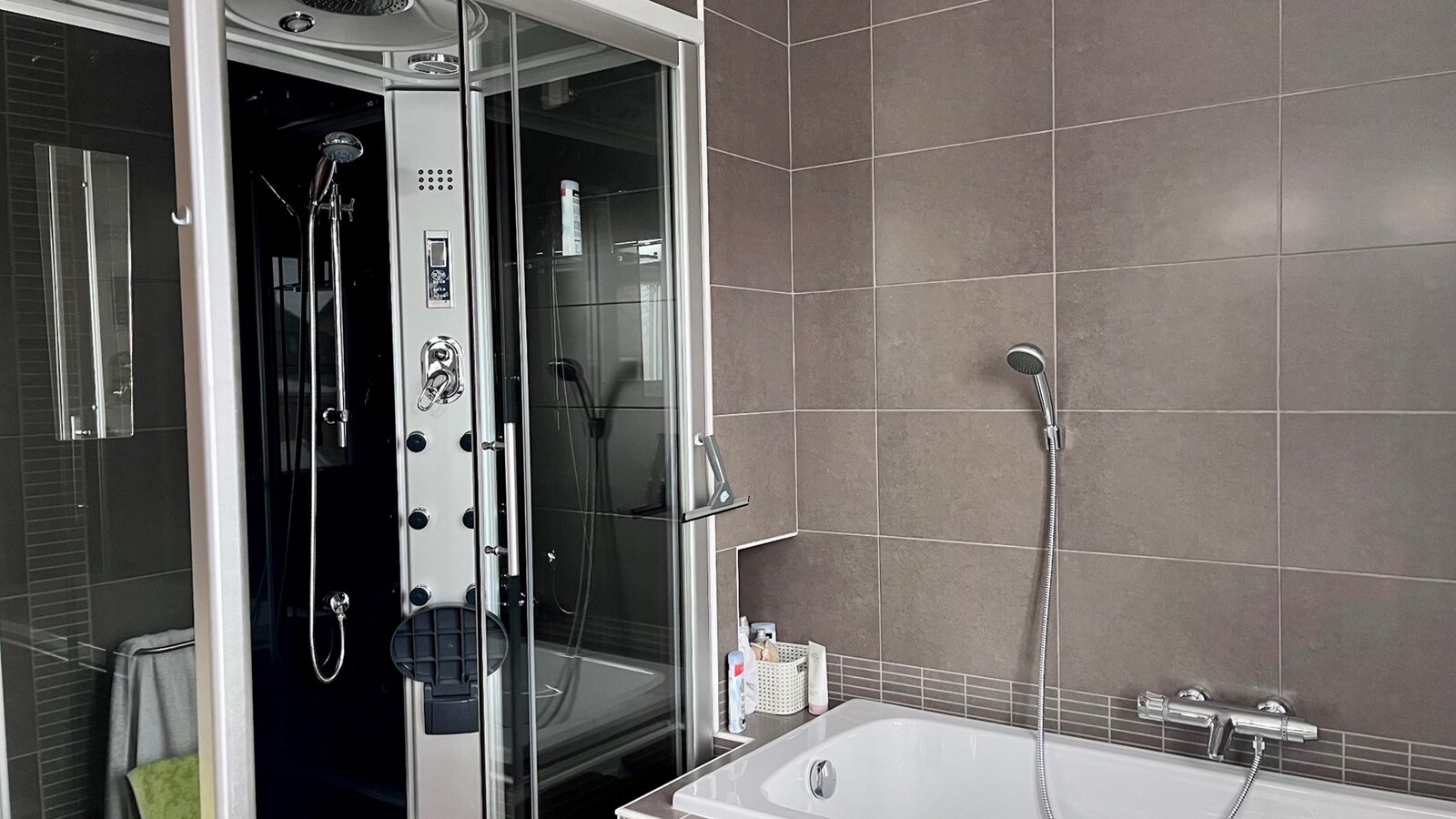 Goed onderhouden woning met tuin, terras en inpandige garage in Kermt - Energielabel E 