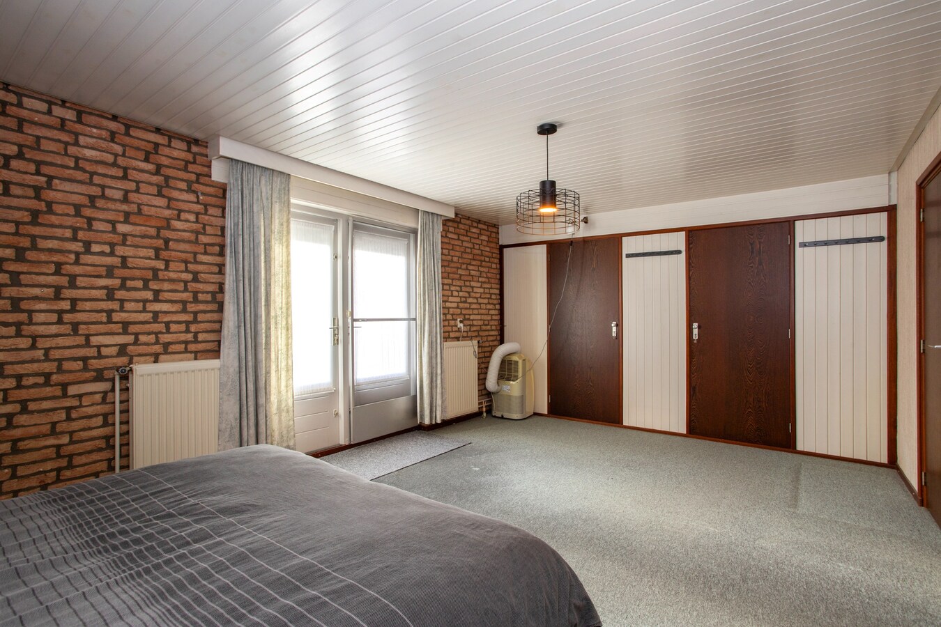 Degelijke vrijstaande woning met groot bijgebouw gelegen op een hoekperceel in Hooge Mierde. 