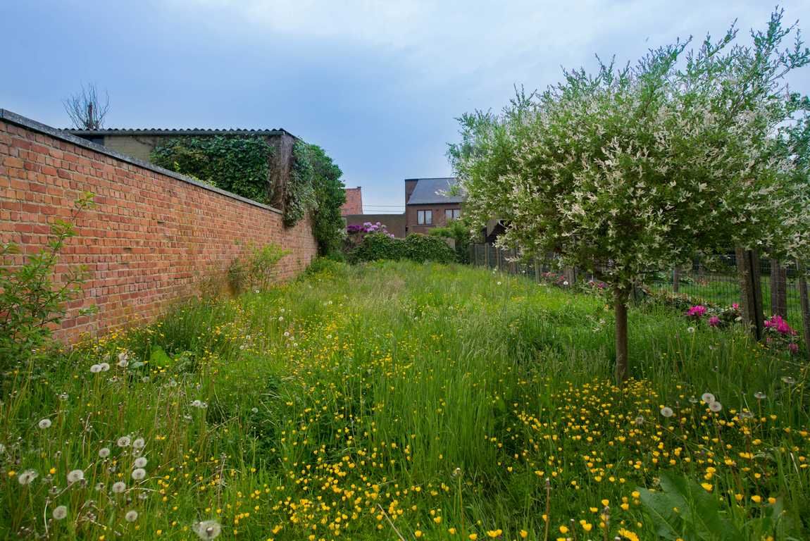 Zeer goed gelegen woning deels te moderniseren. 