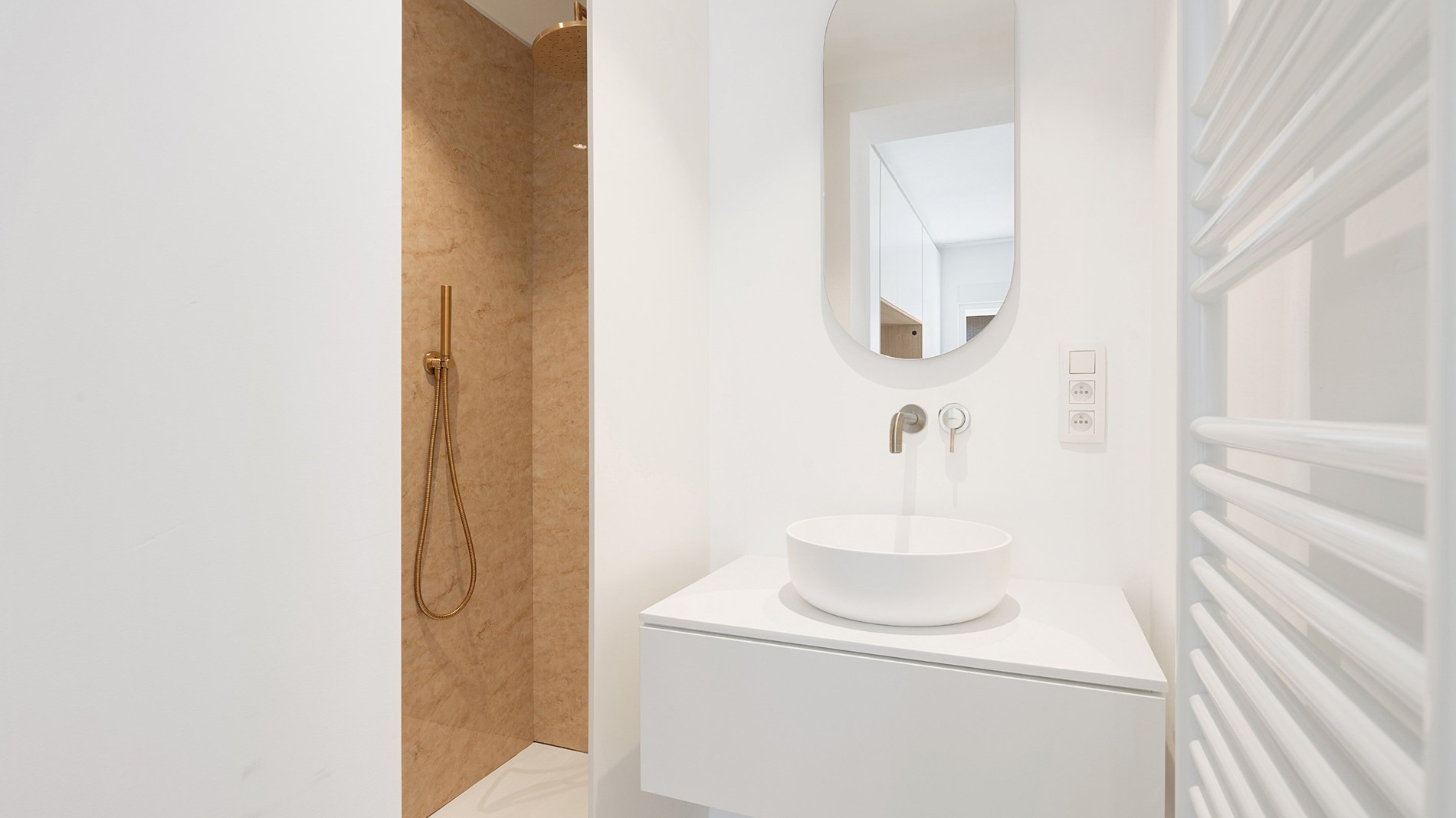 Exclusief ruim plateau-appartement met frontaal zeezicht aan het Rubensplein – met optie tot inpandige parking 