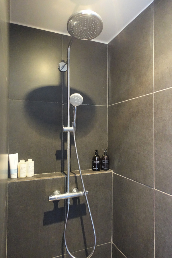 Sublieme gerenoveerde hoekwoning op rustige ligging 