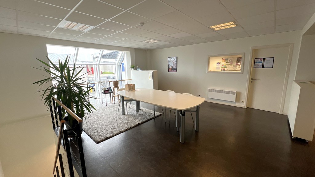 Magazijnen met kantoren te huur in Industriepark Drongen