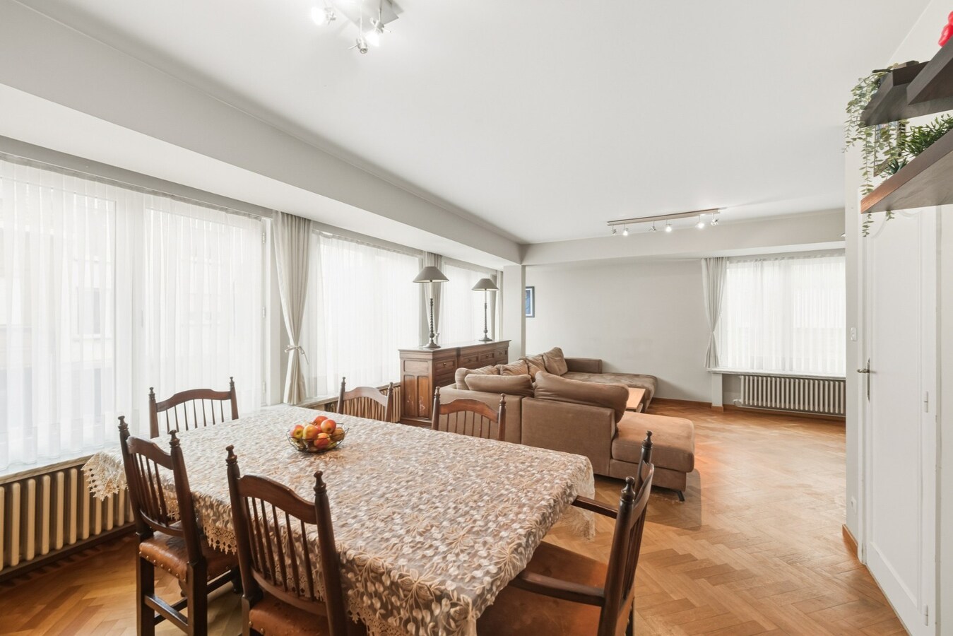 Instapklare, lichtrijke bel-etage woning met ruime garage en terras op centrale ligging 