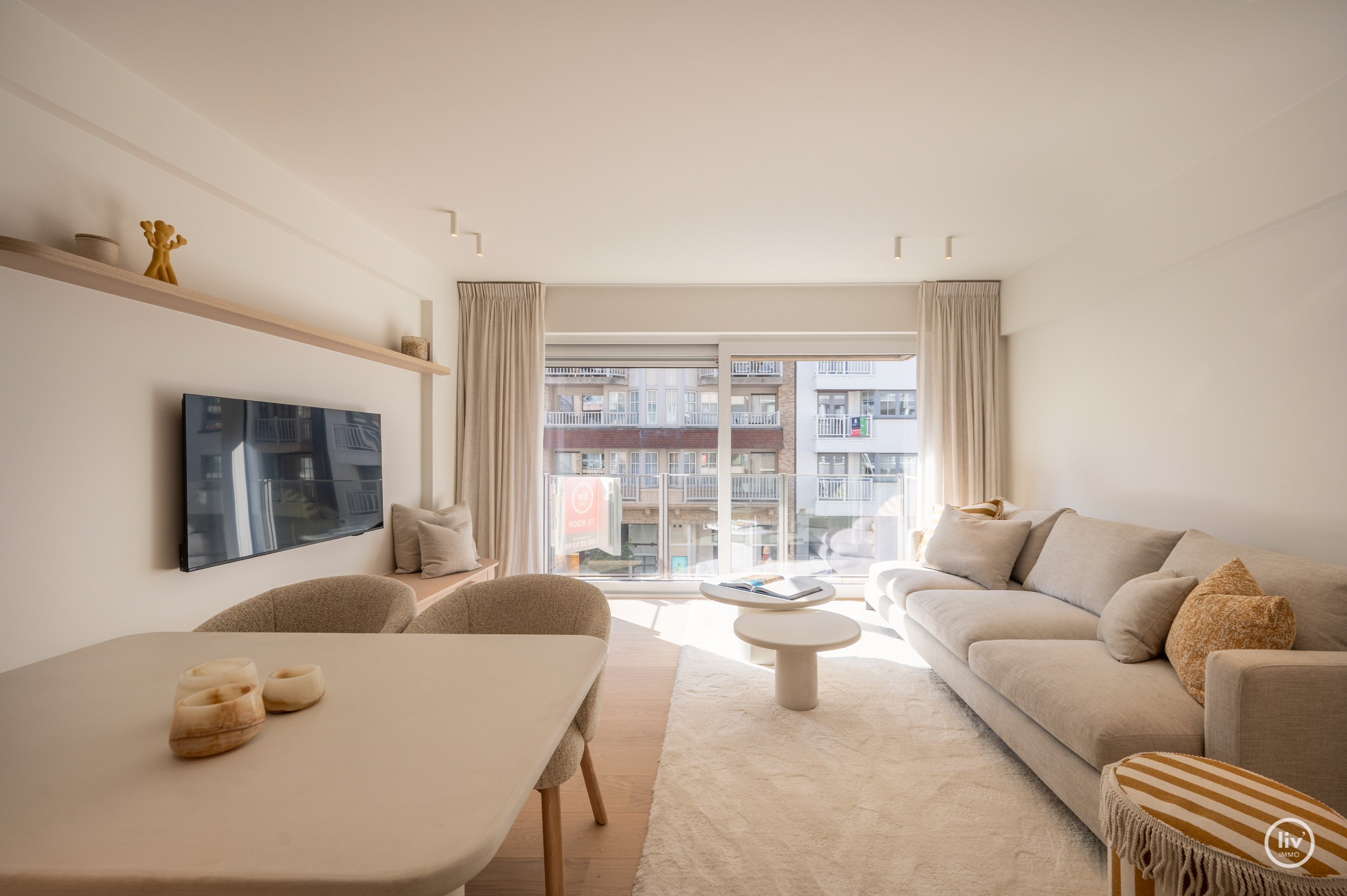 Luxueus gerenoveerd tweeslaapkamerappartement op toplocatie te Dumortierlaan. 