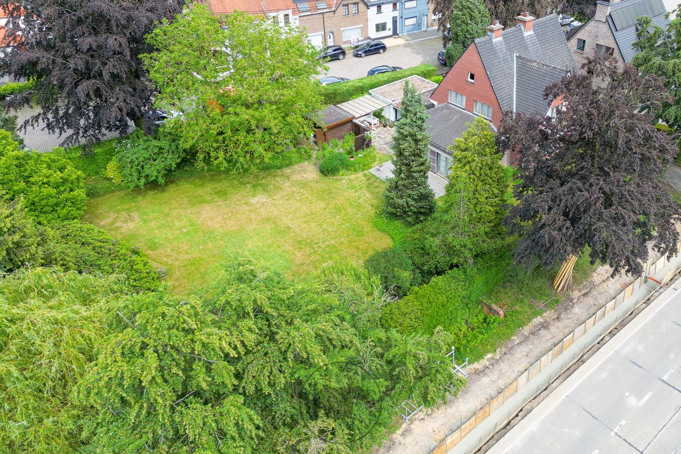 Statige villa met ruime tuin (bouwgrond) te Melle-Merelbeke 
