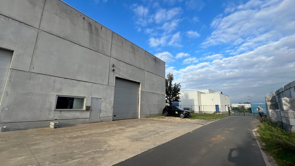 Magazijn met bureel te huur in Booiebos in Drongen