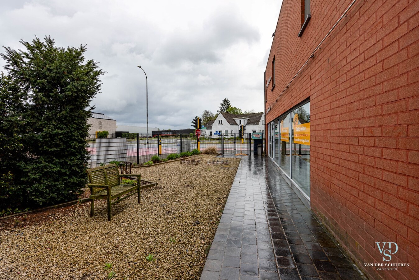 Handelspand mét woongelegenheid op commerciële locatie 