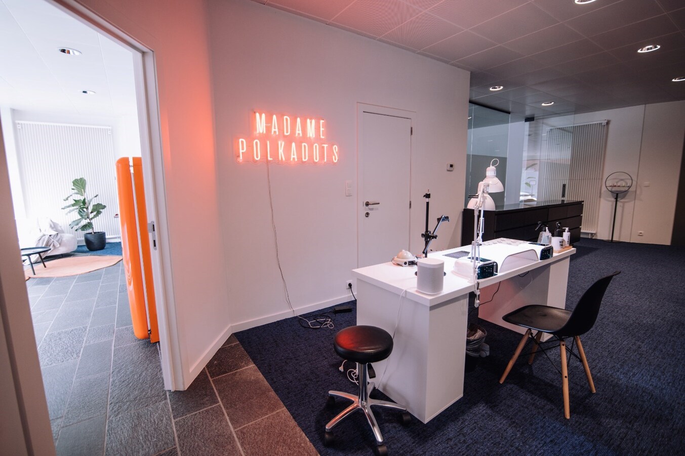 Ruim commercieel pand met parking. Uitstekende ligging nabij station en ziekenhuis. 