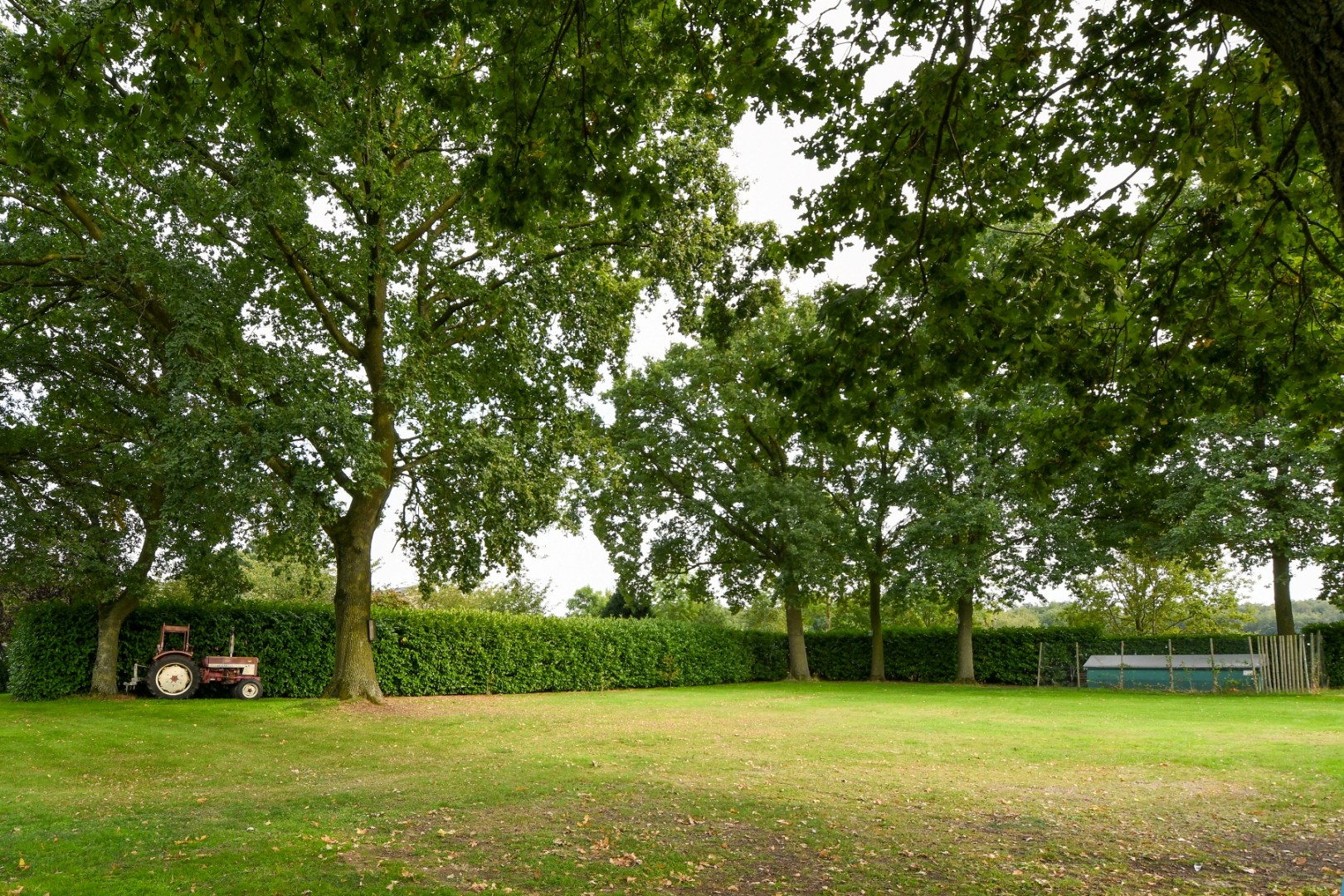 Vrijstaand woonhuis met inpandige garage, stal met 2 paardenboxen, vrijstaande inloopstal en verlichte zandpaddock met longeercirkel op een perceel van ruim 18.500 m2. Ideaal voor paardenliefhebbers. 