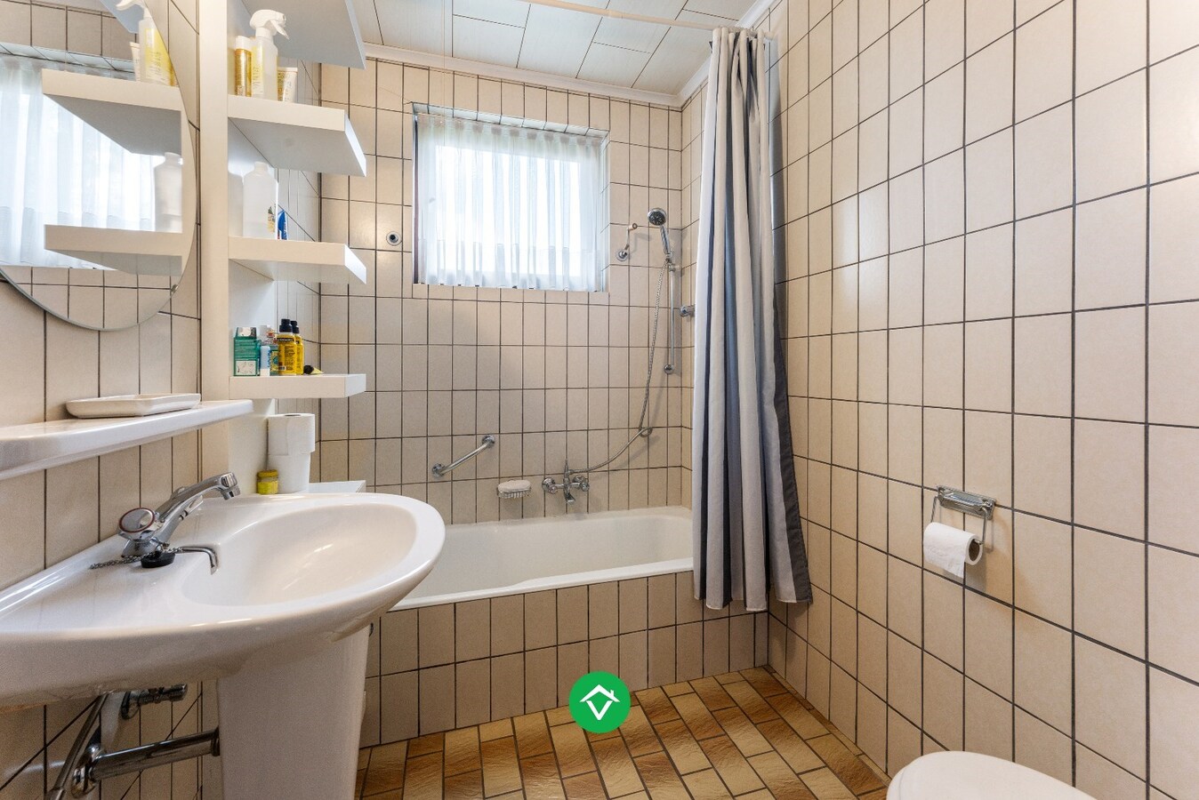 Alleenstaande woning met drie slaapkamers en dubbele garage in centrum Koekelare 