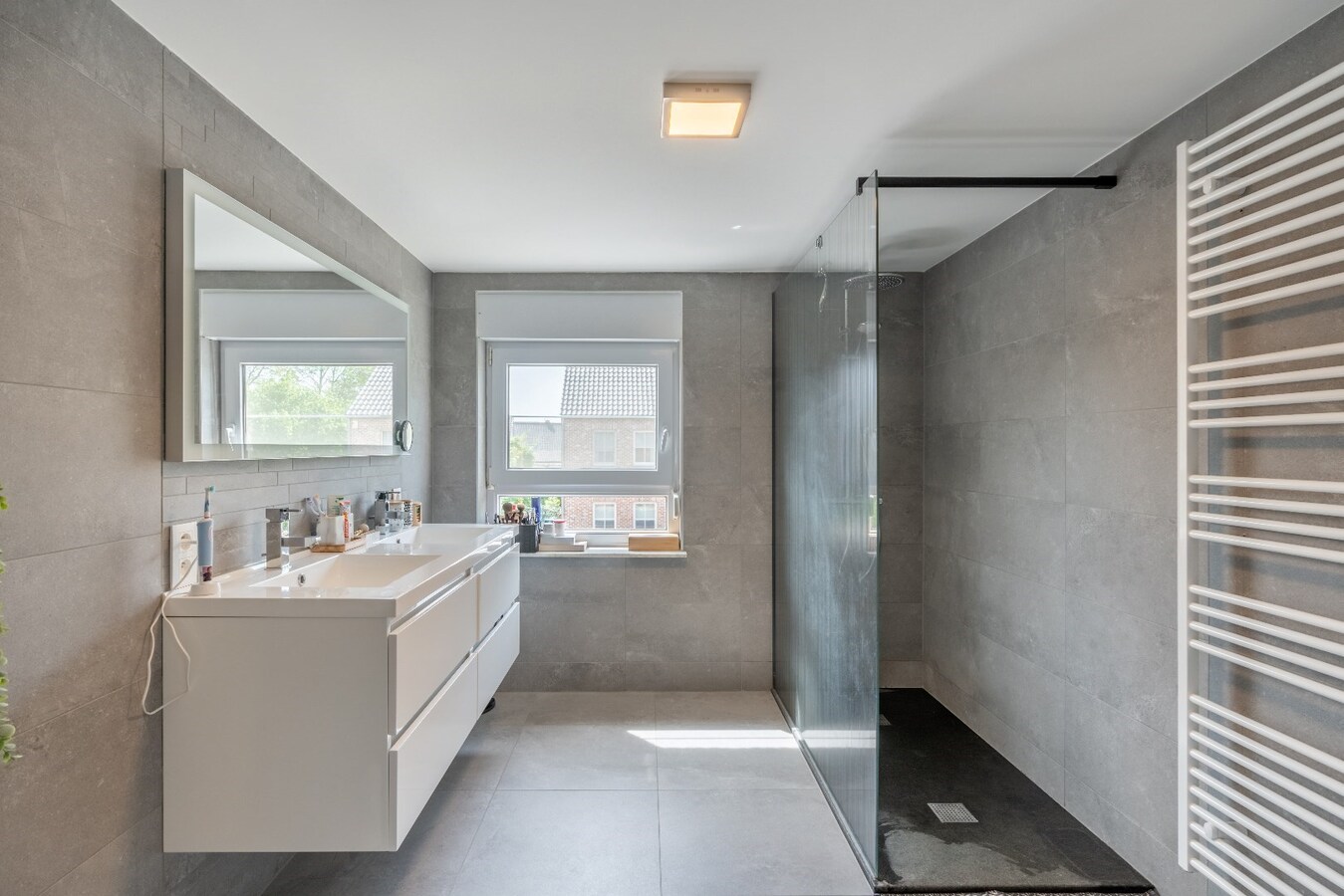 Ruime woning in Dorne(Maaseik) met 4 slaapkamers, gelegen op een uitzonderlijk ruim perceel. 