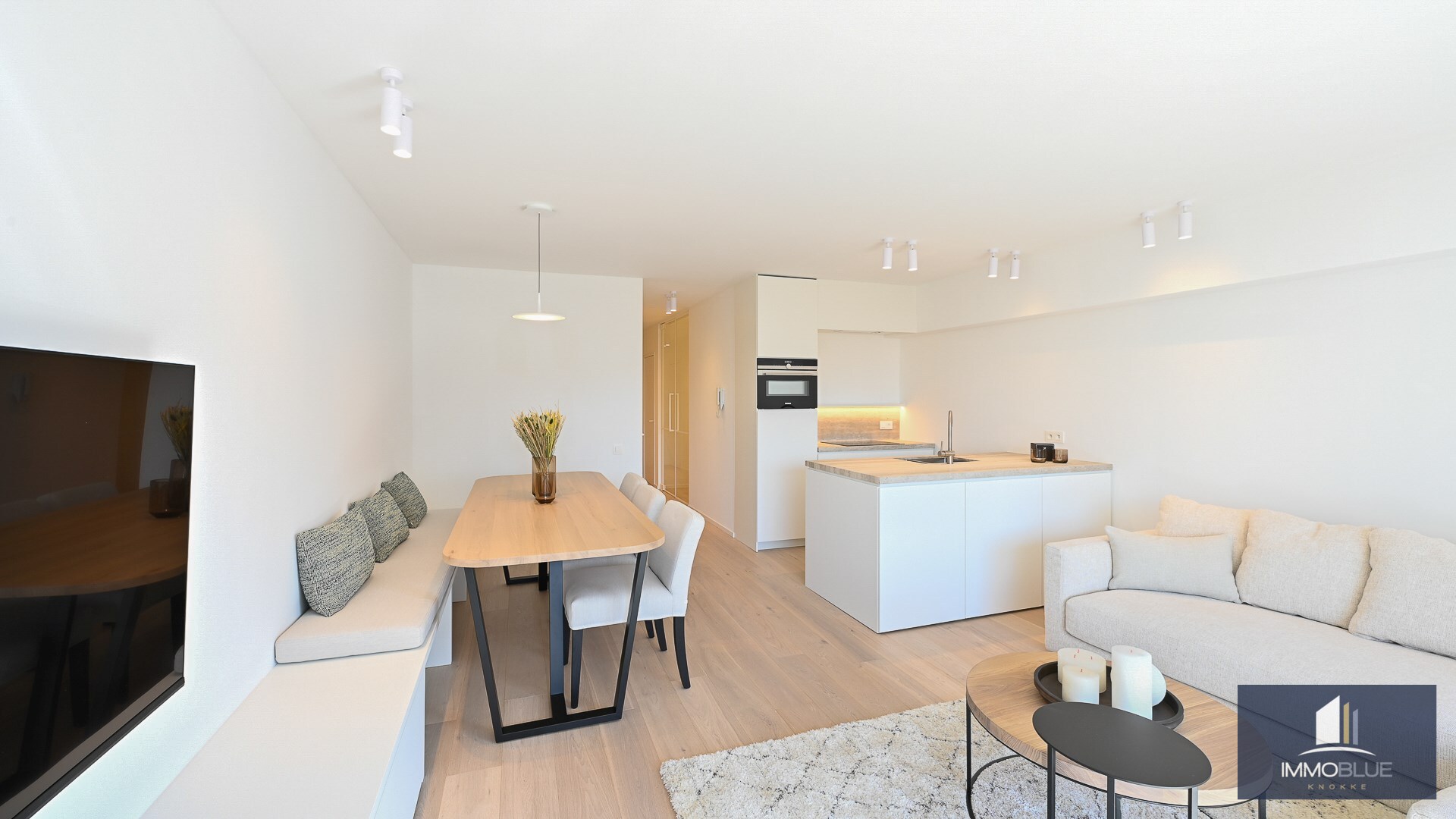 Appartement élégant et entièrement rénové, situé à deux pas de la mer. 