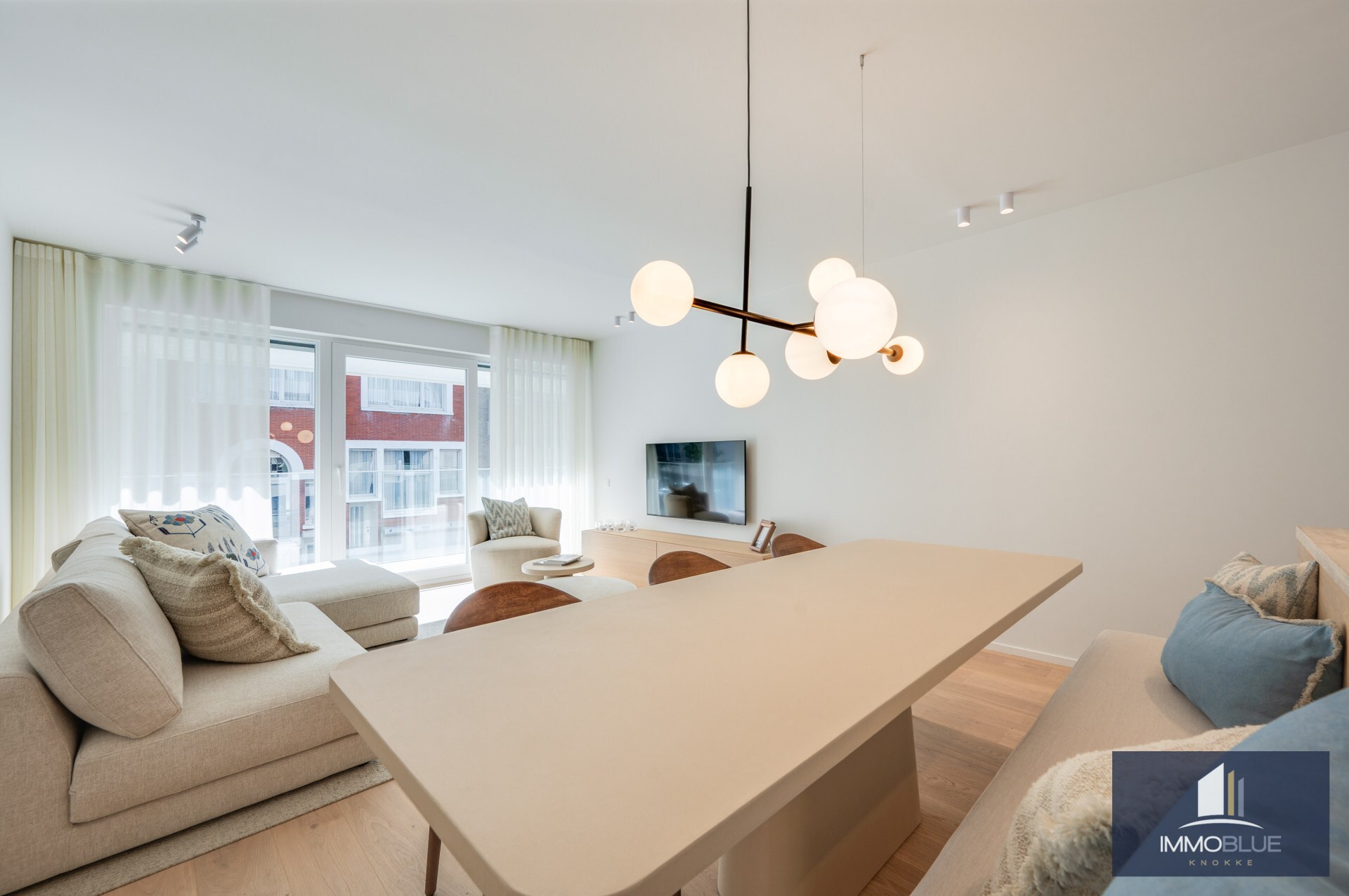 Prachtig gerenoveerd drie-slaapkamerappartement op een toplocatie vlak bij de Zeedijk en genietend van een zijdelings zeezicht. 