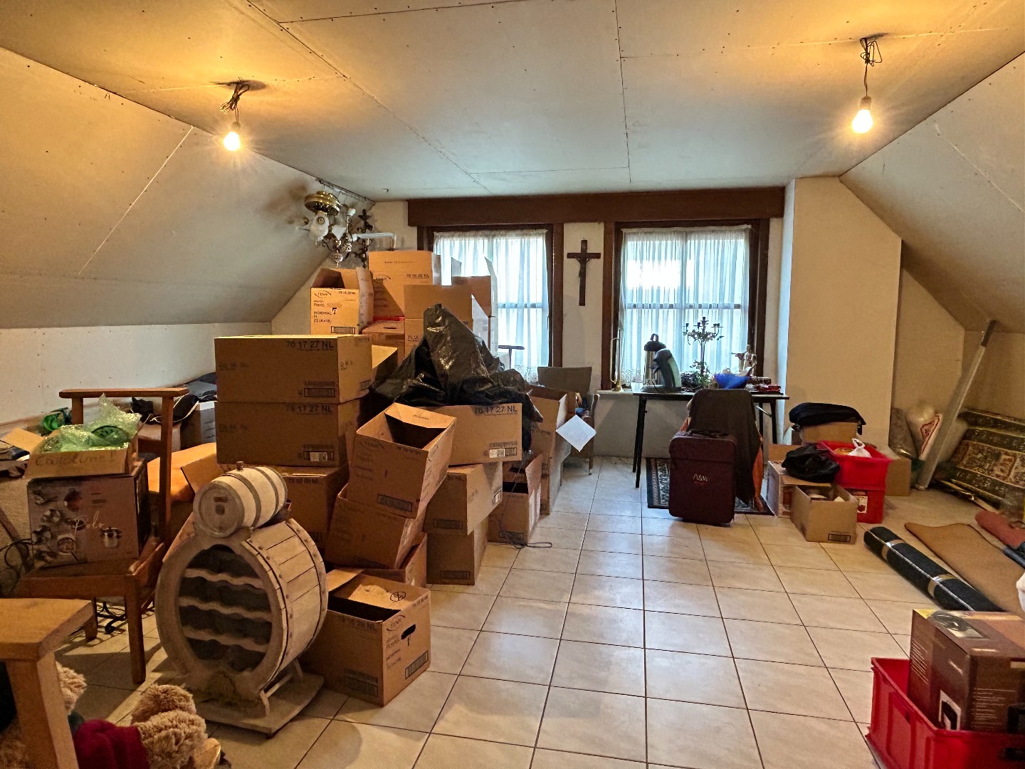 Degelijke alleenstaande woning met twee garages en tuin op 788m² 