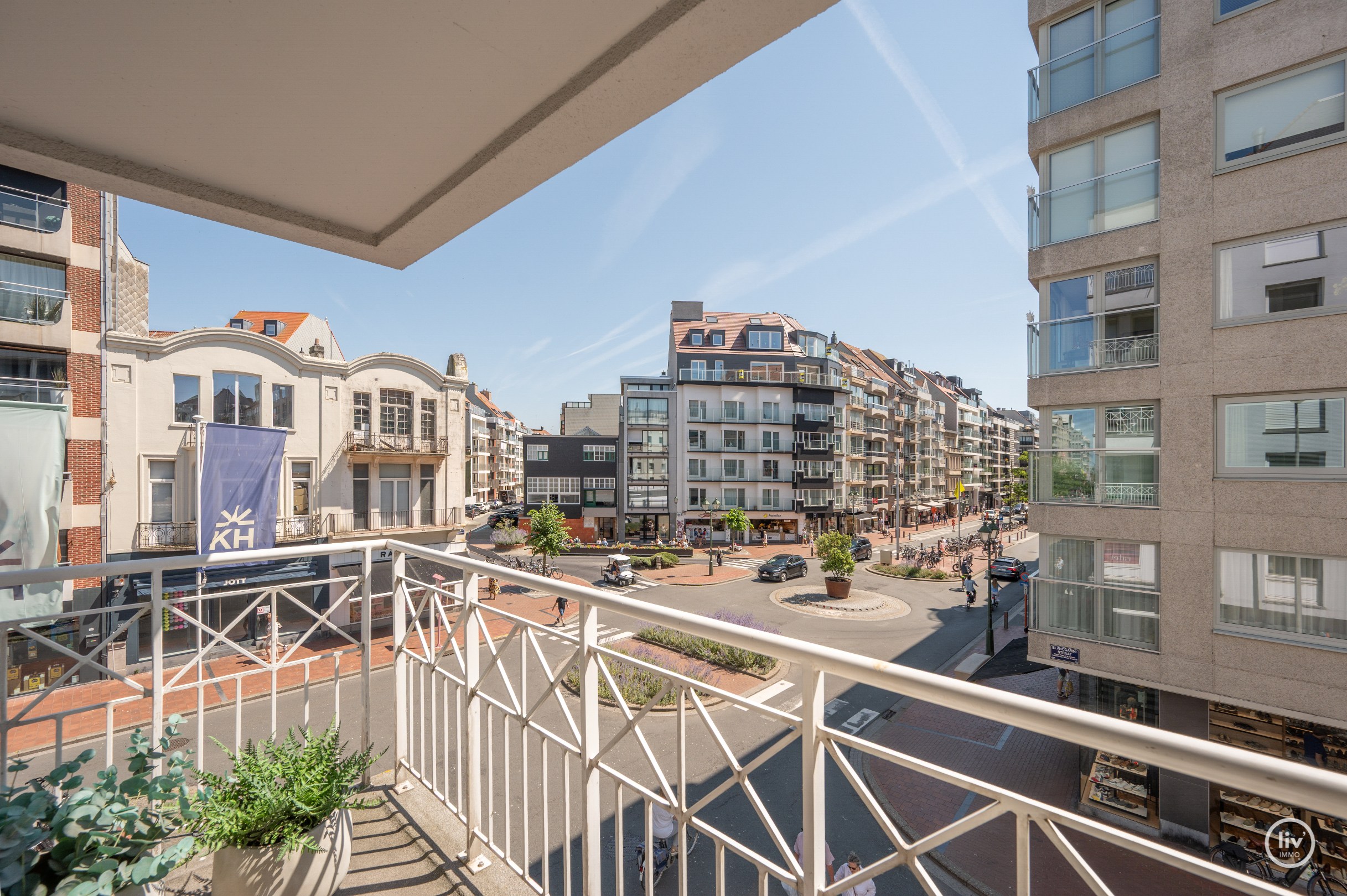 Prachtig, ruim (131 m2) HOEKappartement, volledig gerenoveerd centraal gelegen op de Lippenslaan vlakbij de zeedijk te Knokke. 