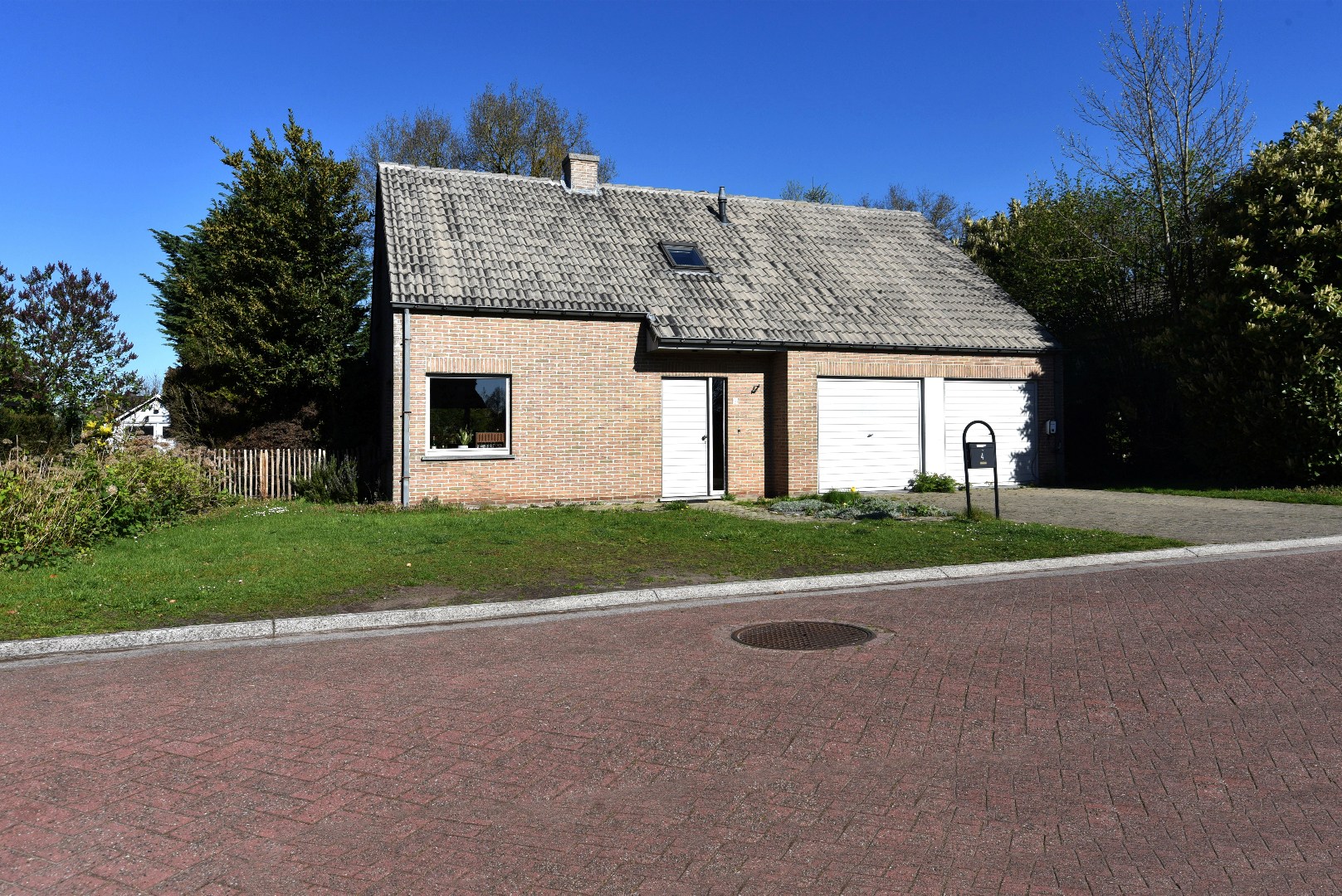 Open bebouwing met 3 slpks, dubbele garage en tuin te Eeklo 