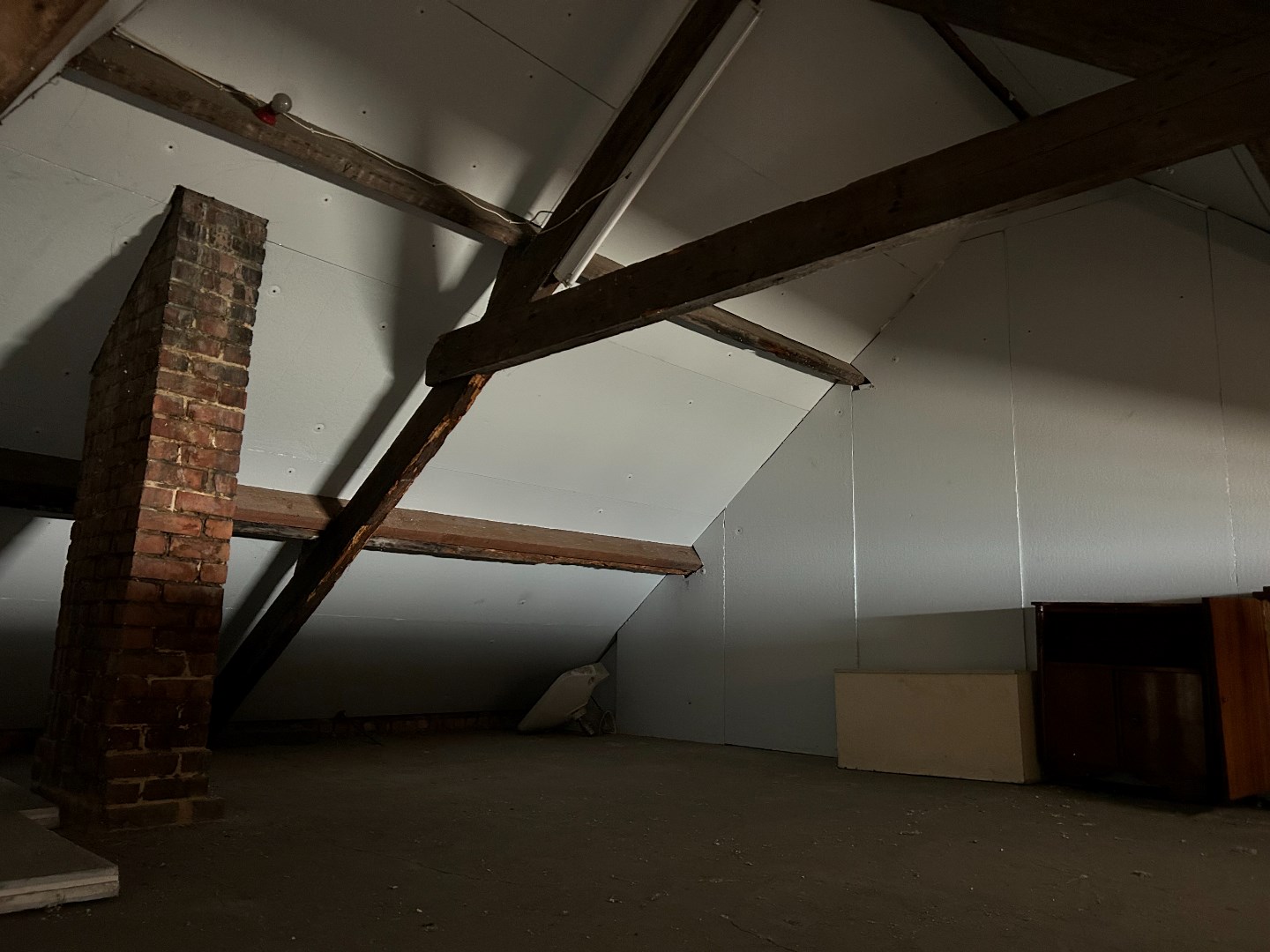 Grote en stevige woning, met garages, bergruimte en tuin op 1.324m² 