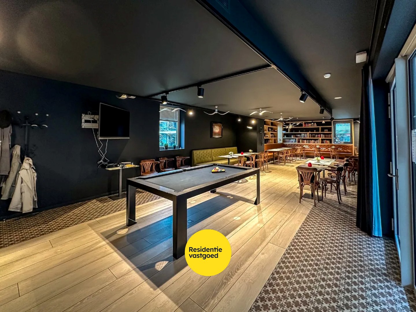 Uiterst goed onderhouden assistentieflat (55m² + 11m² terras) met 1 slaapkamer te Nieuwpoort. 