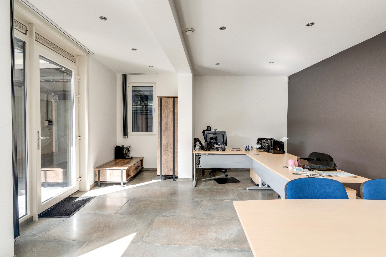 Ruime woning voor gemengd gebruik met loods te koop, wonen en werken op één toplocatie in Zelzate 