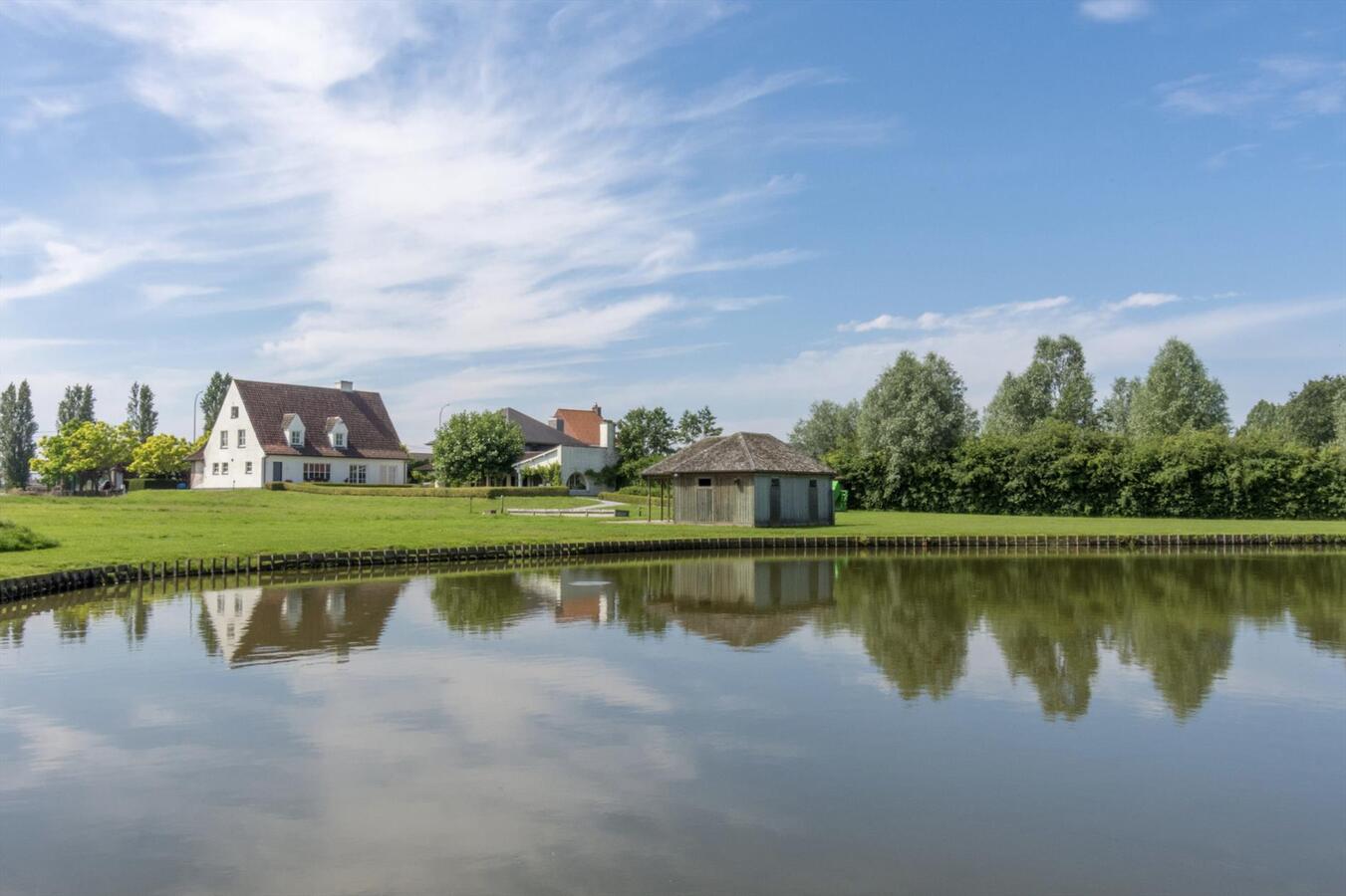 Exclusief landhuis met bijbouw op uniek natuurdomein 