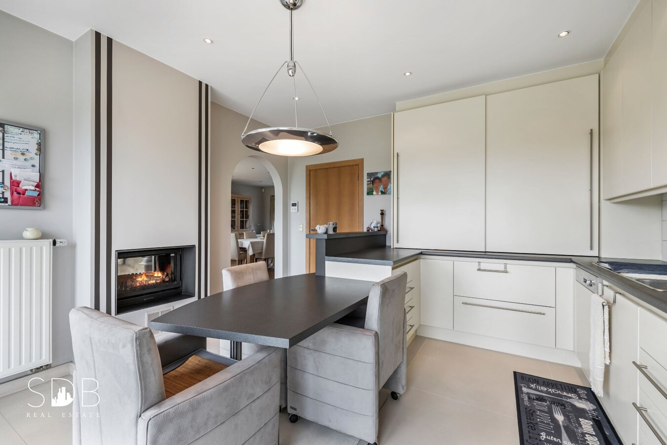 Hedendaagse gezinswoning met aanpalende graslanden en stallen op 5.030m² 