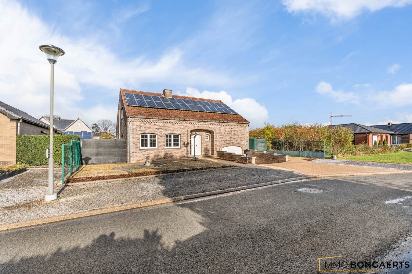 Instapklare woning met 4 slaapkamers en zwembad 