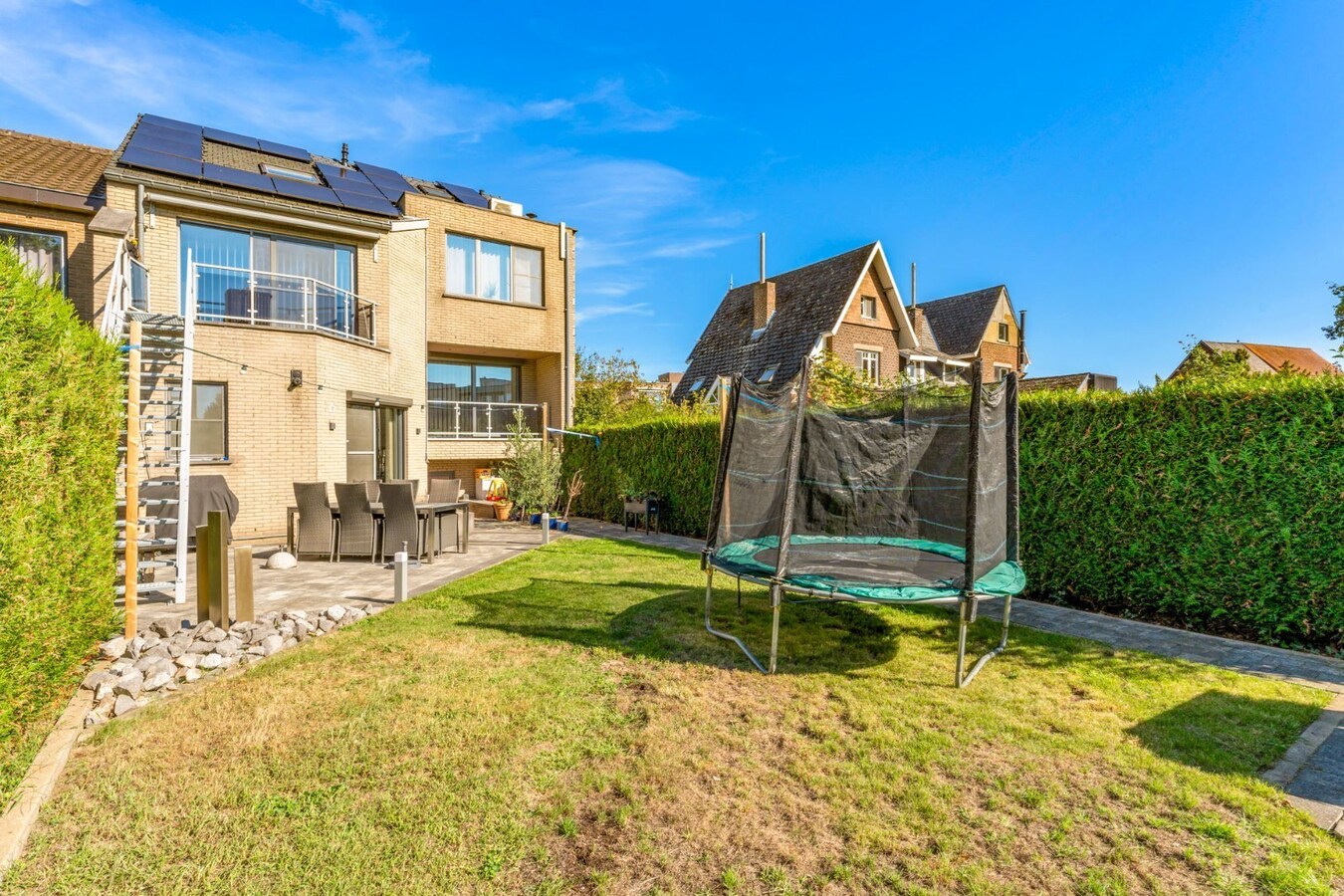 Zeer ruime, goed afgewerkte woning met diverse mogelijkheden nabij het centrum van Maaseik! 
