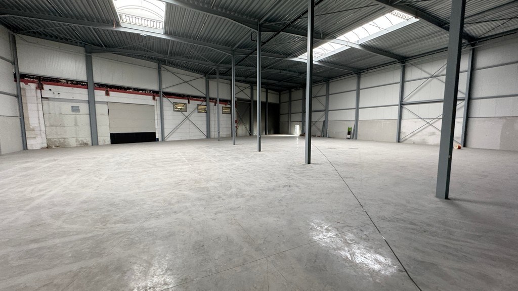 Nieuwbouw showroom met magazijn te huur aan A12 in Aartselaar