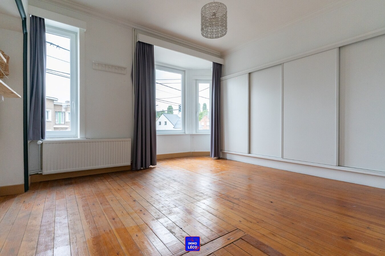 3 façades avec jardin et garage située à "La Coquinie". 