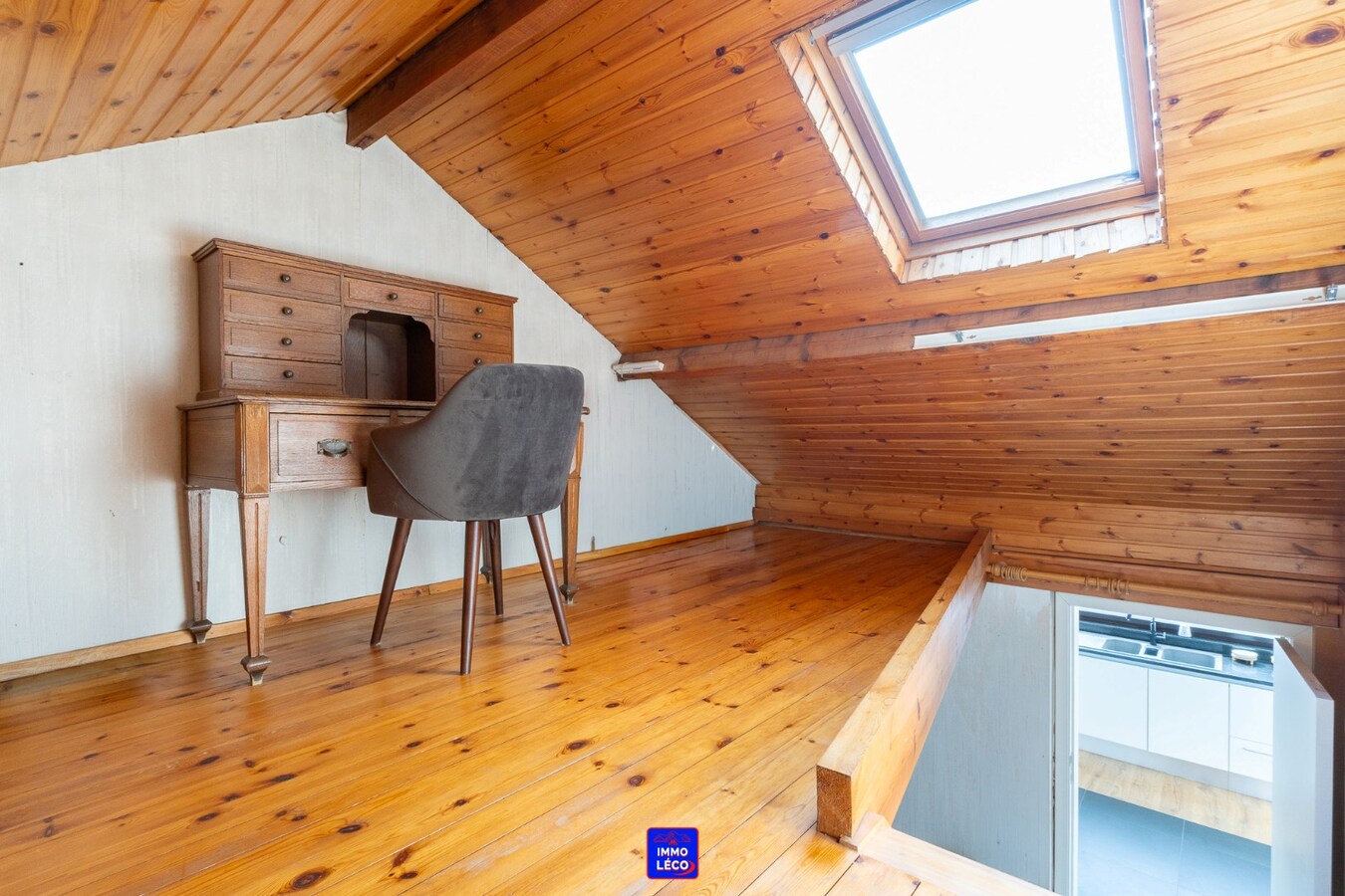 3 façades rénovée avec jardin, double garage, parking 2voit., COUP DE COEUR !! 