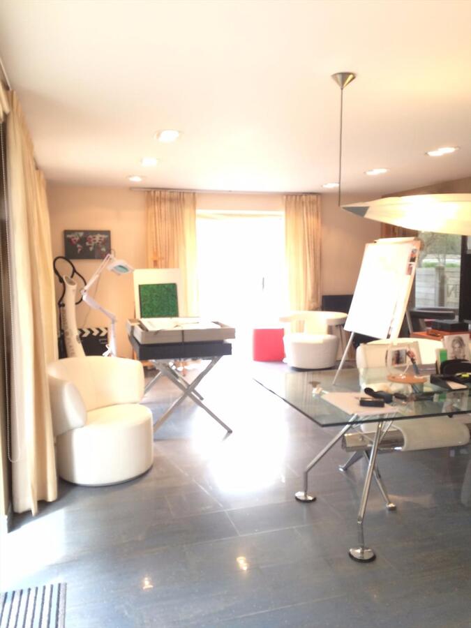 LUXUEUS GELIJKVLOERS APPARTEMENT OP TOPLIGGING MET MAGNIFIEK ZONNETERRAS/TUIN 