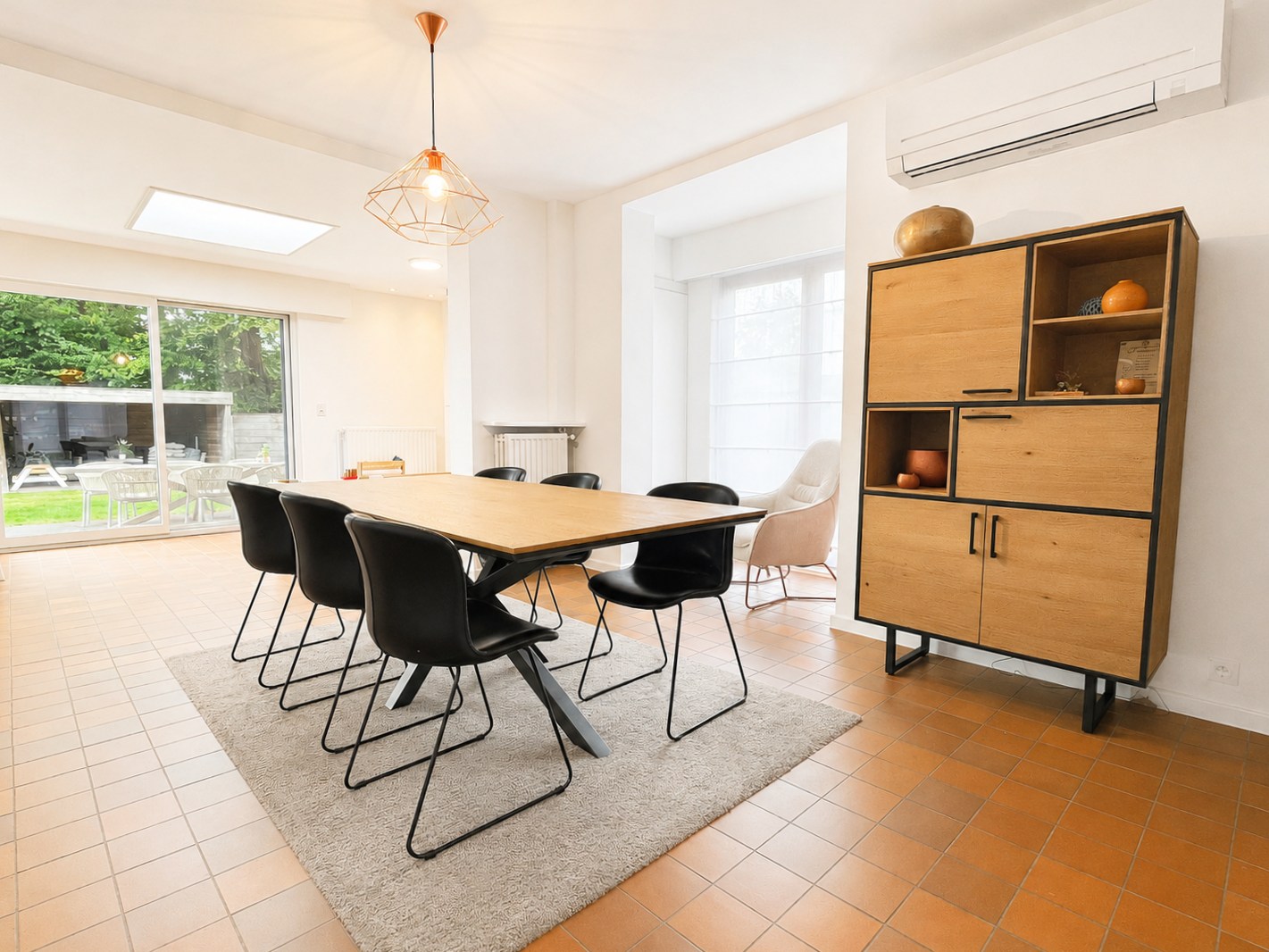 Gerenoveerde halfopen bebouwing met 4 slaapkamers, bureau, tuin en garage in Brasschaat 